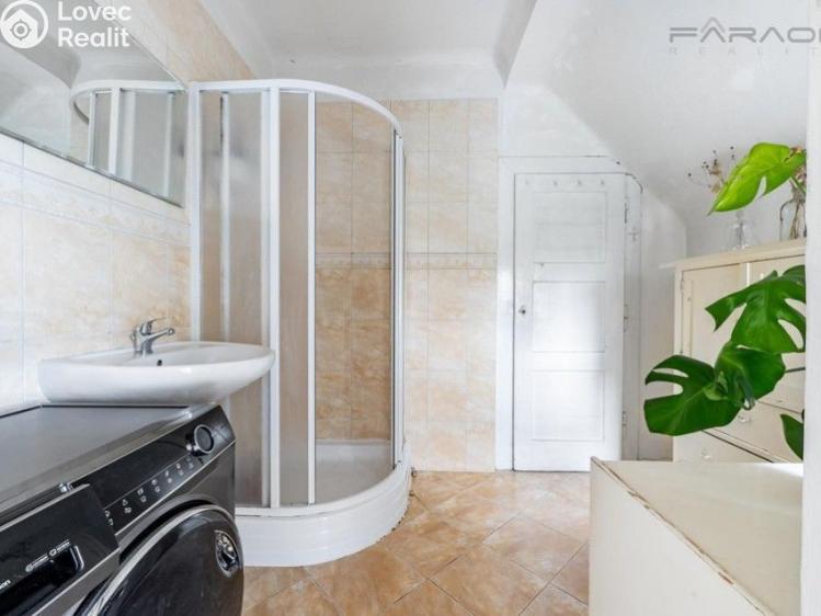 Продаж сімейного будинку Praha, Hlavní č. 11