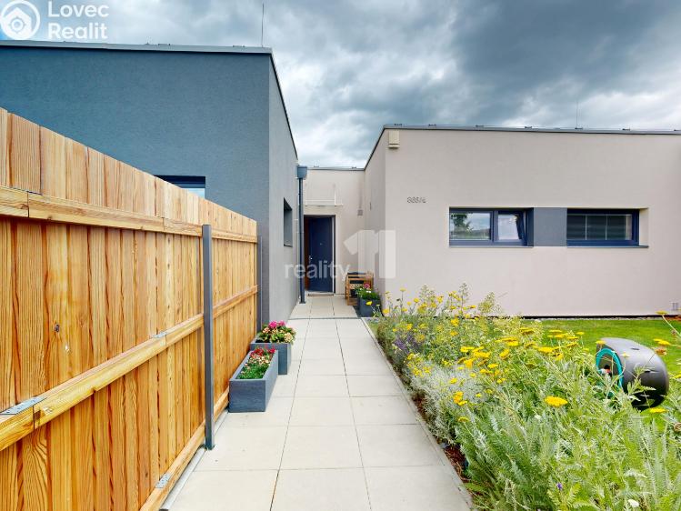 Pronájem rodinného domu Praha 14, Manželů Dostálových č. 18