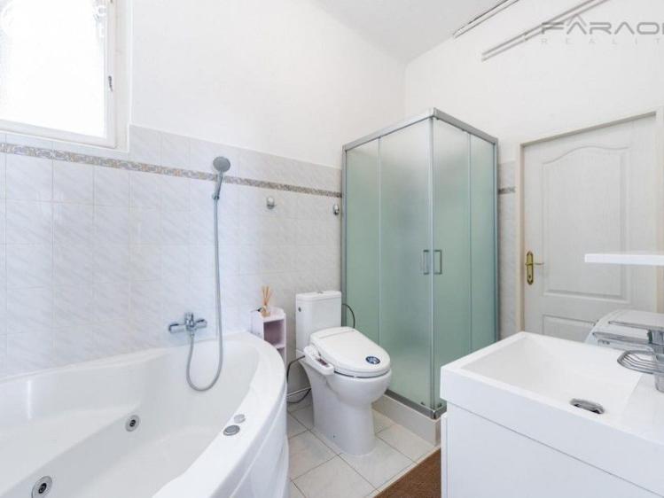 Pronájem bytu 4+1 Praha, Biskupská č. 10