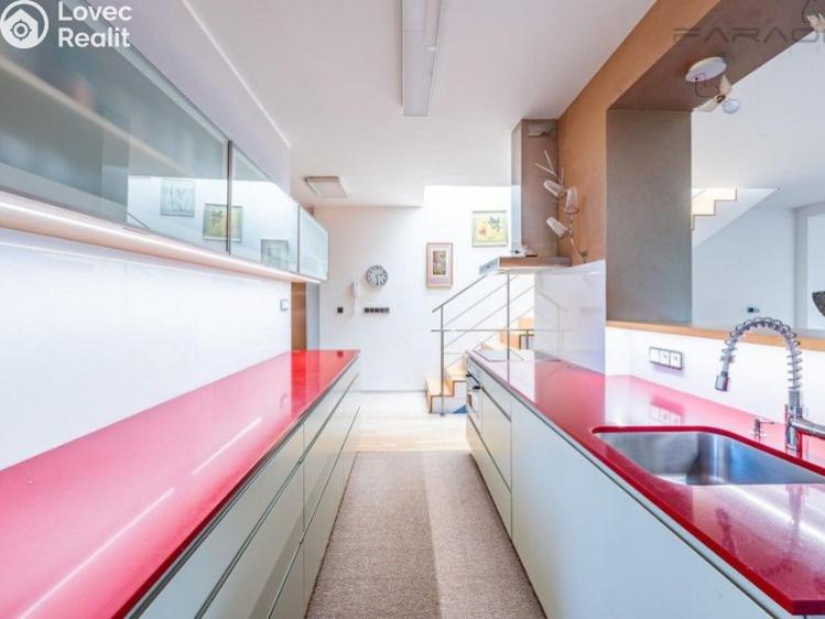 Продаж сімейного будинку Praha, Suttnerové č. 10