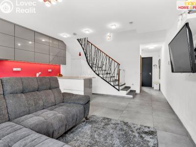 Sale apartment 4+KK Praha-Koloděje, Podzámecká č. 1