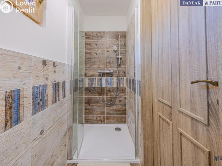 Sale hut Trojanovice č. 22