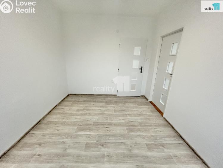 Pronájem bytu 4+1 Praha 12, U zastávky č. 7