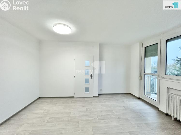 Pronájem bytu 4+1 Praha 12, U zastávky č. 8