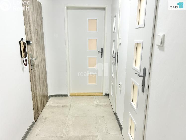 Pronájem bytu 4+1 Praha 12, U zastávky č. 12