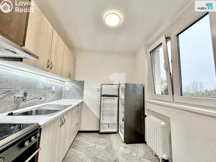 Pronájem bytu 4+1 Praha 12, U zastávky č. 13