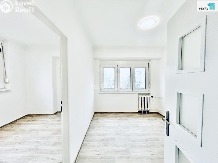 Pronájem bytu 4+1 Praha 12, U zastávky č. 19