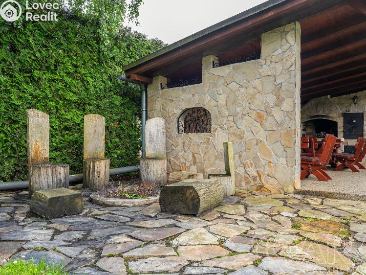 Sale hut Chvalkovice č. 11