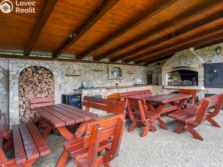 Sale hut Chvalkovice č. 12