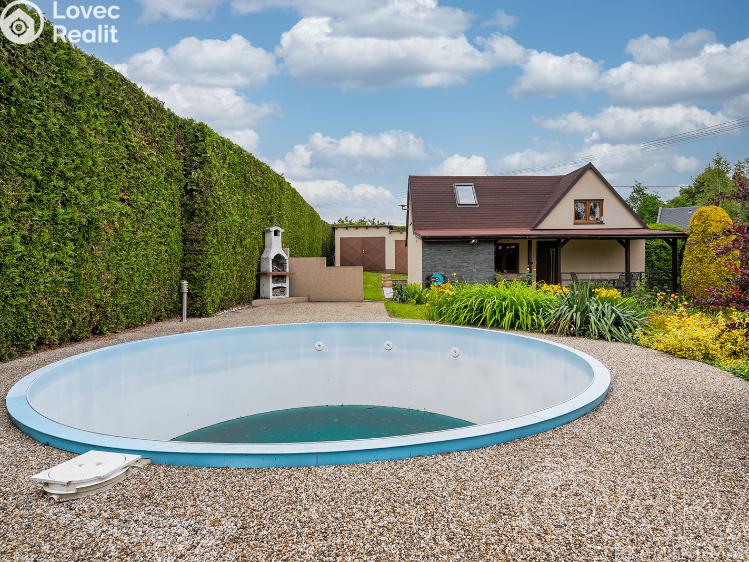 Sale hut Chvalkovice č. 15