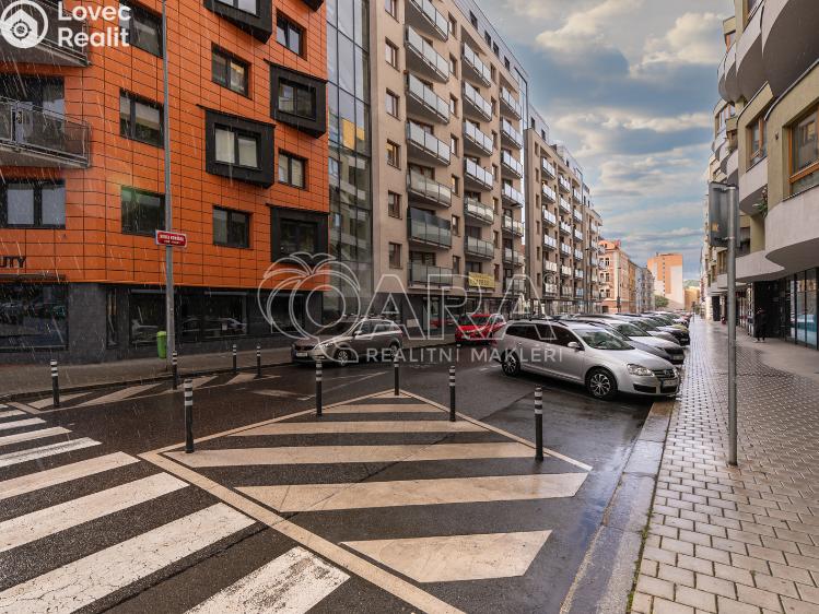 Pronájem garážového stání Praha, Kurta Konráda 2445/7 č. 6