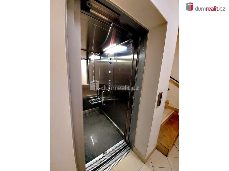 Prodej bytu 1+KK Praha 18, Kadečkové č. 12