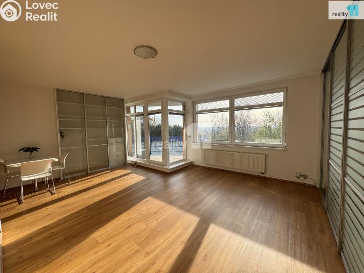 Pronájem bytu 1+KK Praha 8, Nad Okrouhlíkem č. 4