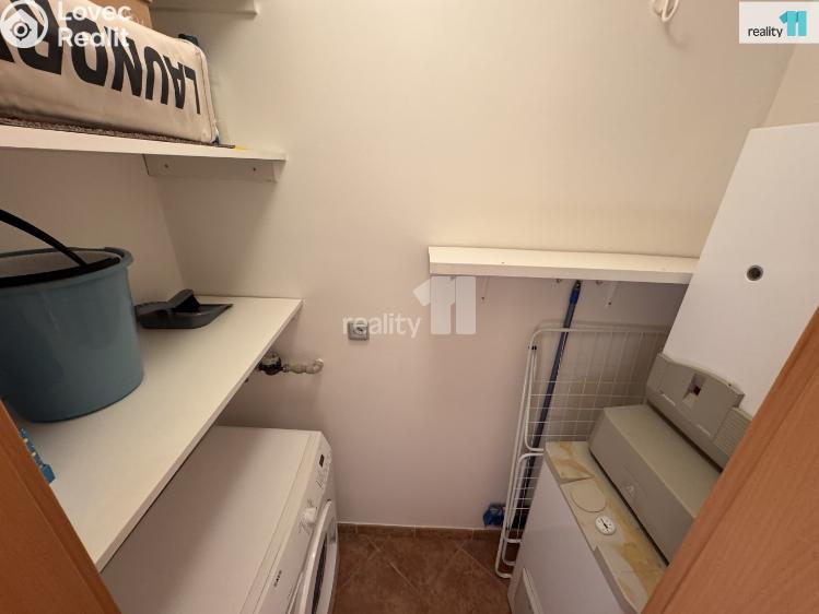 Pronájem bytu 1+KK Praha 8, Nad Okrouhlíkem č. 10