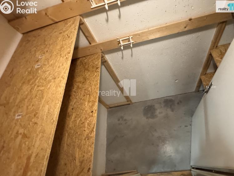 Pronájem bytu 1+KK Praha 8, Nad Okrouhlíkem č. 18