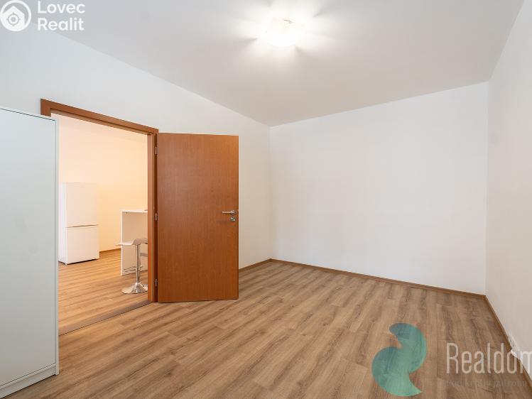 Sale apartment 2+KK Praha, U kněžské louky 2142/22 č. 9