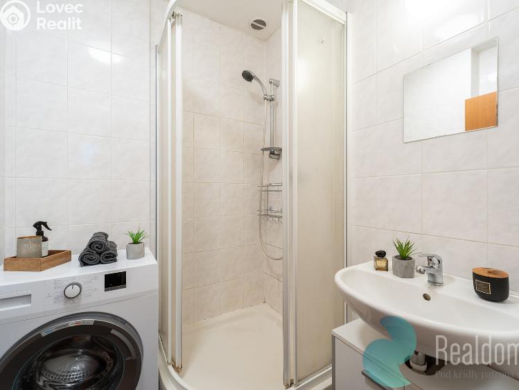 Sale apartment 2+KK Praha, U kněžské louky 2142/22 č. 12