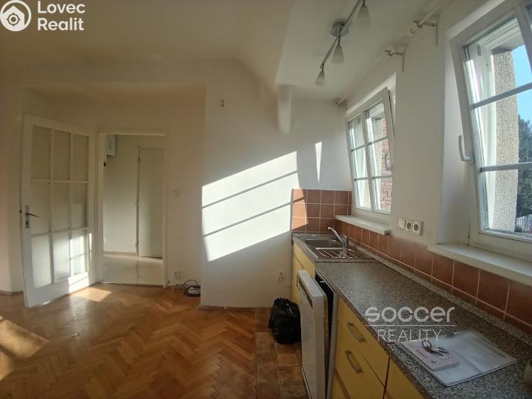 Pronájem bytu 2+KK Praha, Pravá č. 1