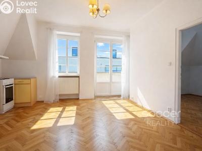 Pronájem bytu 2+KK Praha, Pravá č. 1