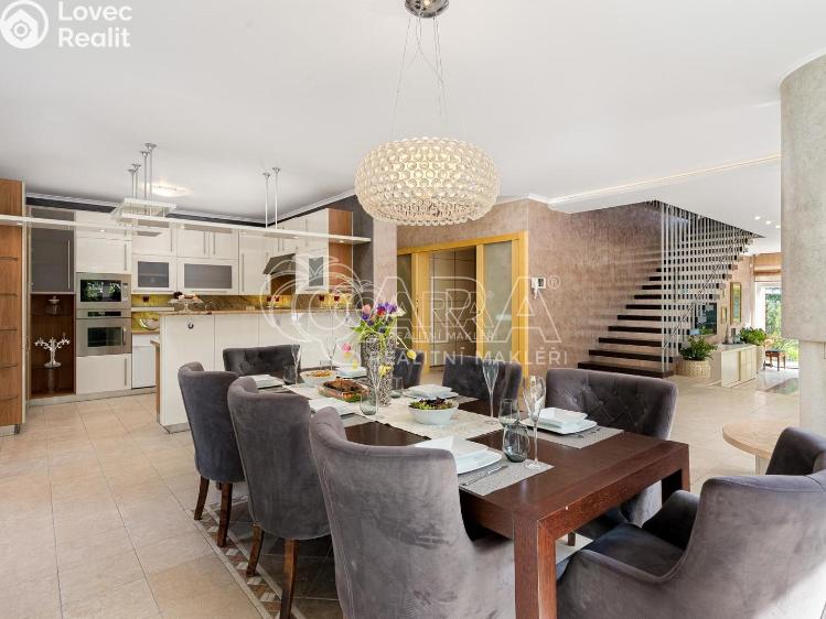 Продаж сімейного будинку Praha, V louce 780/12 č. 8