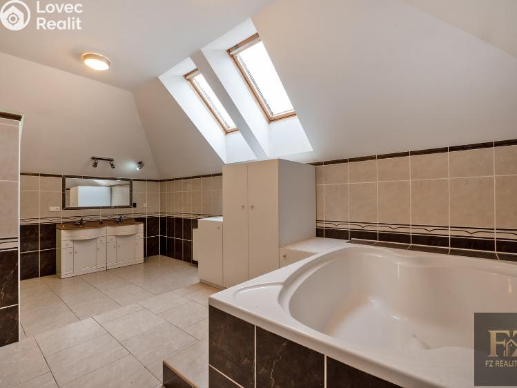 Продажа многоквартирного дома Želeč č. 17