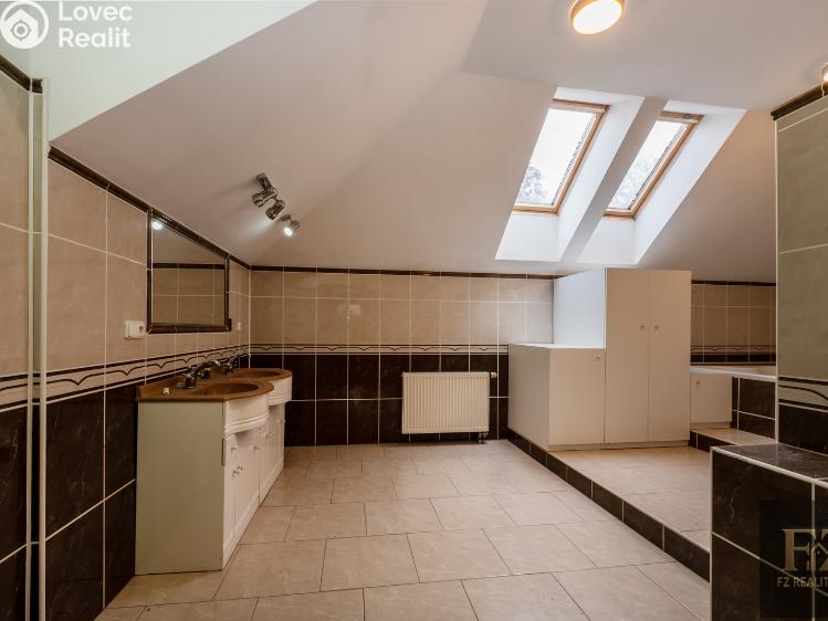 Продажа многоквартирного дома Želeč č. 18