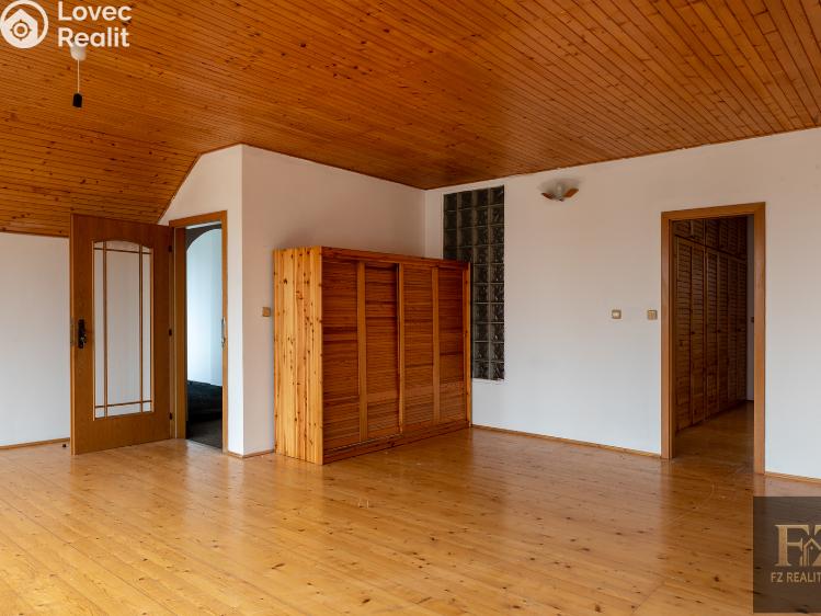 Продажа многоквартирного дома Želeč č. 21