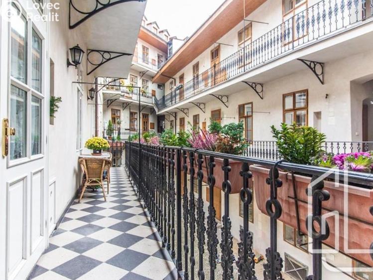 Pronájem bytu 4+1 Praha, Všehrdova 447/10 č. 3