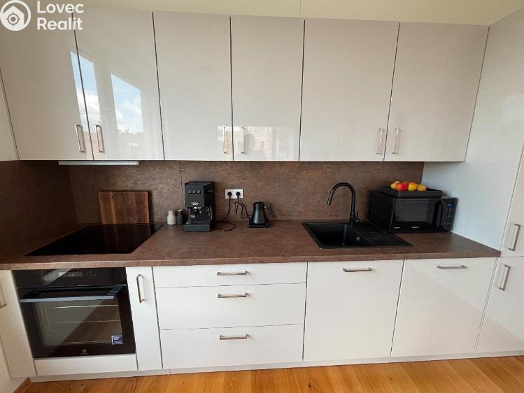 Pronájem bytu 2+KK Praha, Vladimíra Kobranova 1059/4 č. 10