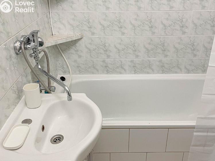 Pronájem bytu 1+KK Praha, Na bitevní pláni 1131/50 č. 8