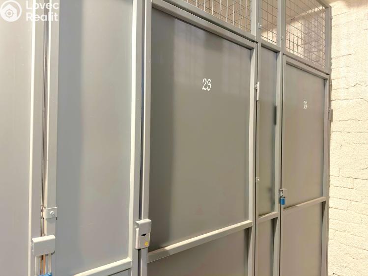 Pronájem bytu 1+KK Praha, Na bitevní pláni 1131/50 č. 12