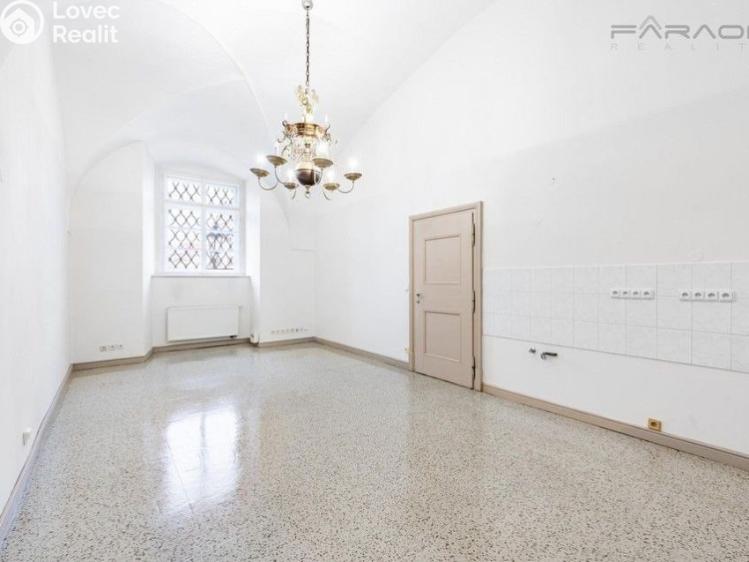 Rent commercial properties Praha, Hradčanské náměstí č. 2