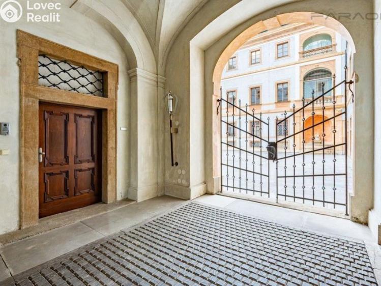 Rent commercial properties Praha, Hradčanské náměstí č. 8