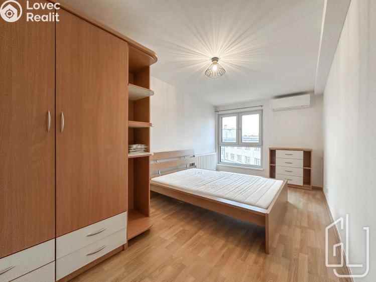 Pronájem bytu 4+1 Praha, Škroupovo náměstí č. 1