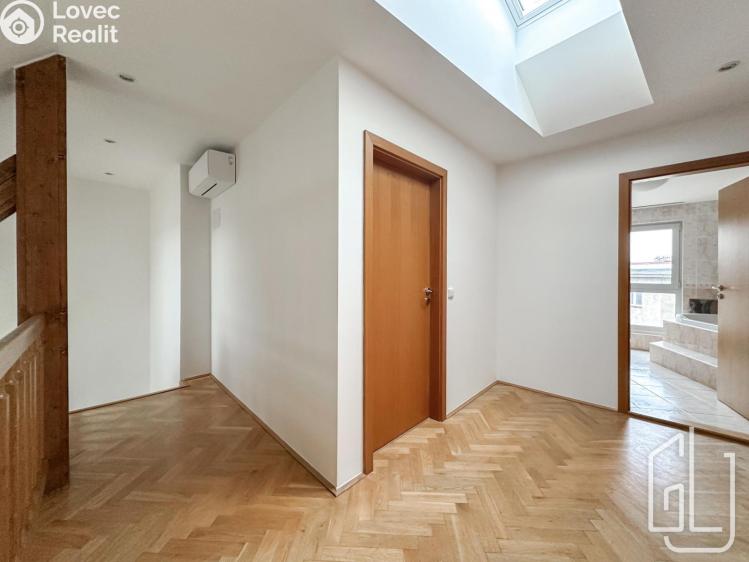 Pronájem bytu 4+1 Praha, Škroupovo náměstí č. 13