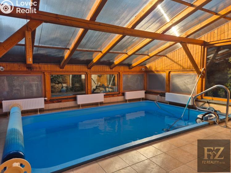 Продаж сімейного будинку Černovice, Husovy sady 465 č. 27