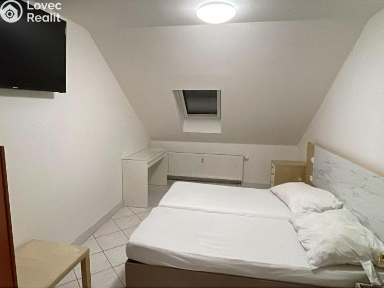 Pronájem bytu 2+KK Praha, U Santošky 933/20 č. 2