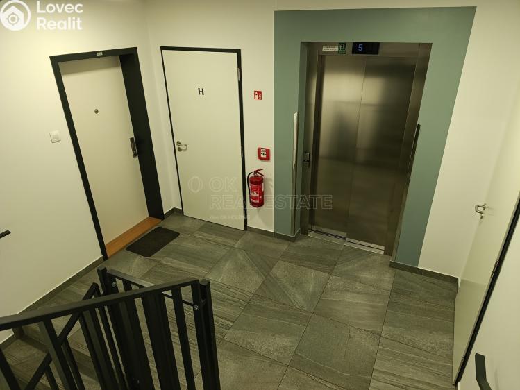 Pronájem bytu 1+KK Praha, Strnadových 1015/2 č. 17