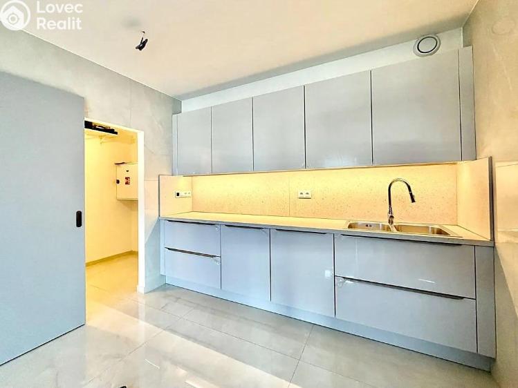 Prodej obchodního prostoru Praha, Za Karlínským přístavem 683/4 č. 12