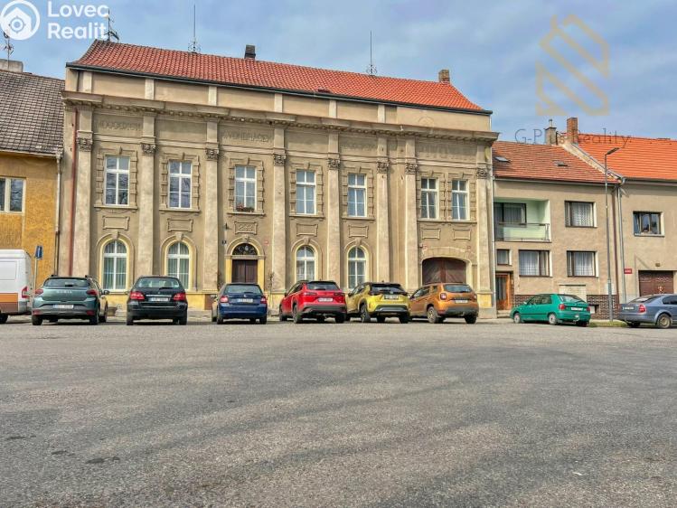 Prodej vícegeneračního domu Kostelec nad Labem, nám. Komenského 293 č. 1