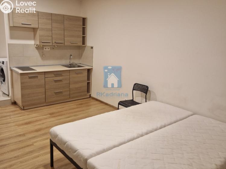 Pronájem bytu 1+KK Praha, Vrážská č. 1