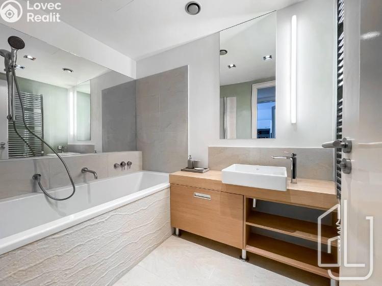 Pronájem bytu 2+KK Praha, Rohanské nábřeží č. 4