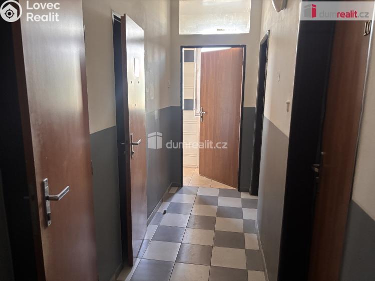 Pronájem bytu 1+KK Praha 20, Mezi úvozy č. 3