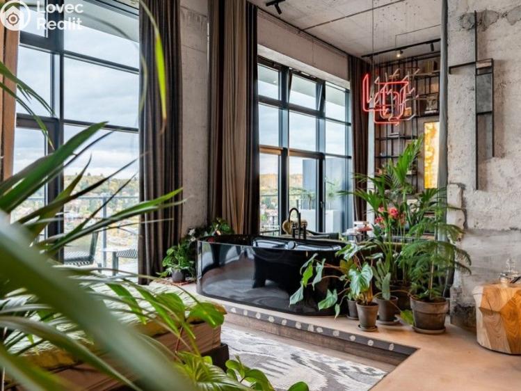 Sale atypical apartment Praha, Československého exilu č. 10