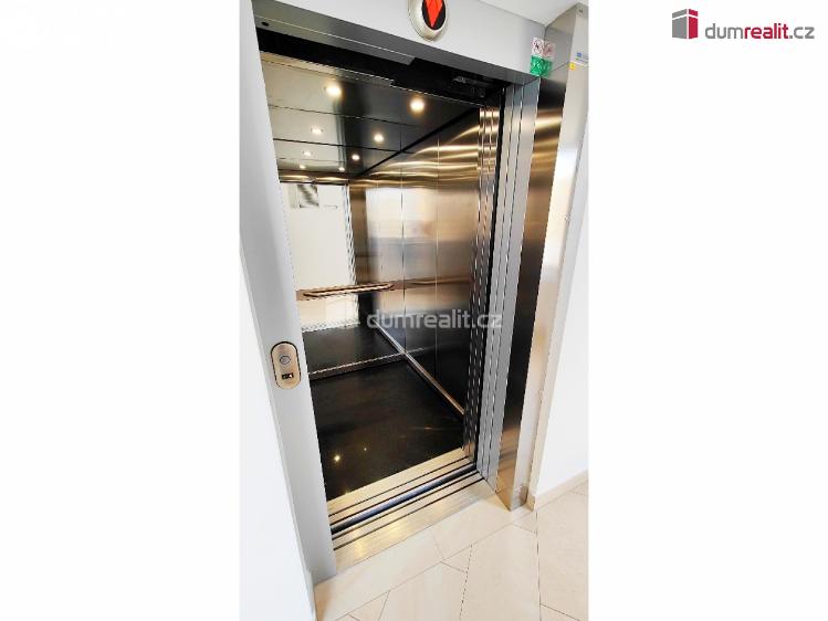 Pronájem bytu 1+KK Praha 15, Hornoměcholupská č. 22