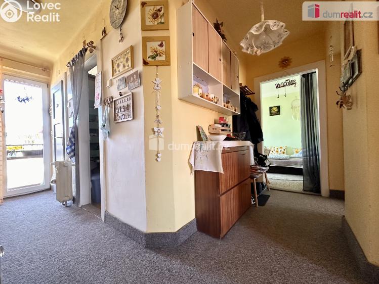 Prodej bytu 2+1 Ostrov, Hlavní třída č. 9