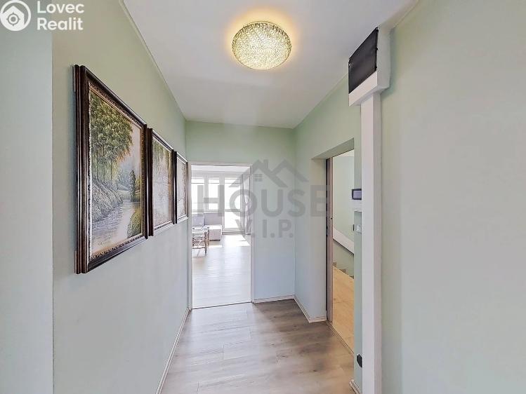 Prodej bytu 4+1 Praha, Mezi školami č. 7