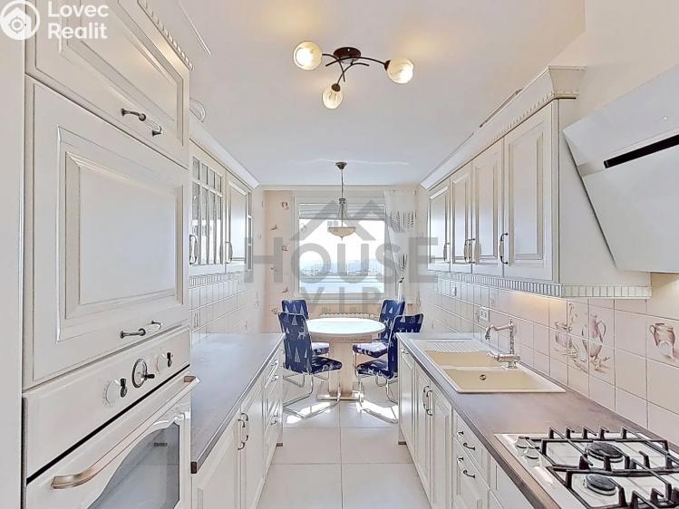 Prodej bytu 4+1 Praha, Mezi školami č. 20