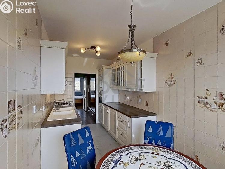 Prodej bytu 4+1 Praha, Mezi školami č. 24