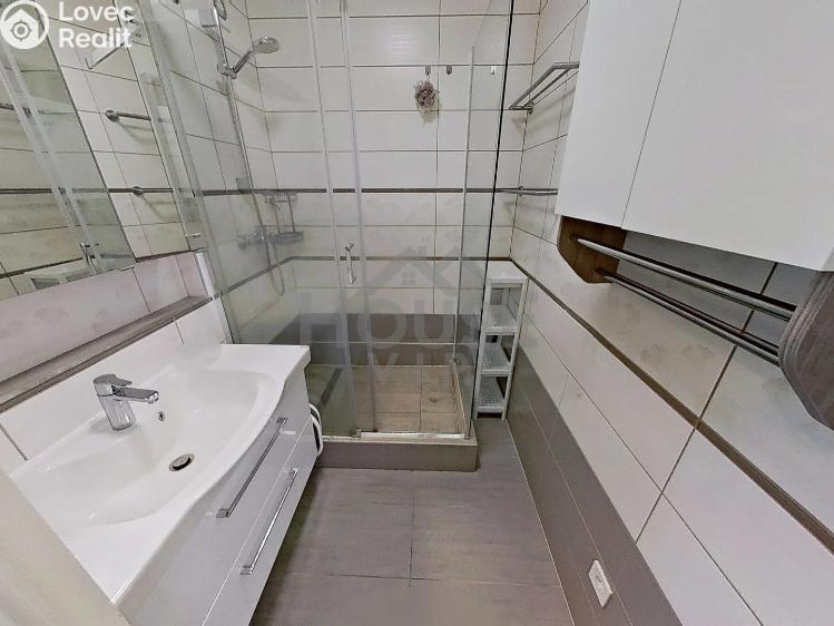 Prodej bytu 4+1 Praha, Mezi školami č. 26